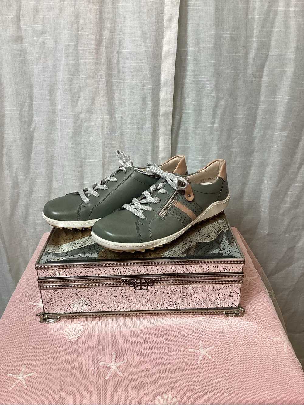 Remonte Liv 32 Sneakers- Olive Green; Size: 9